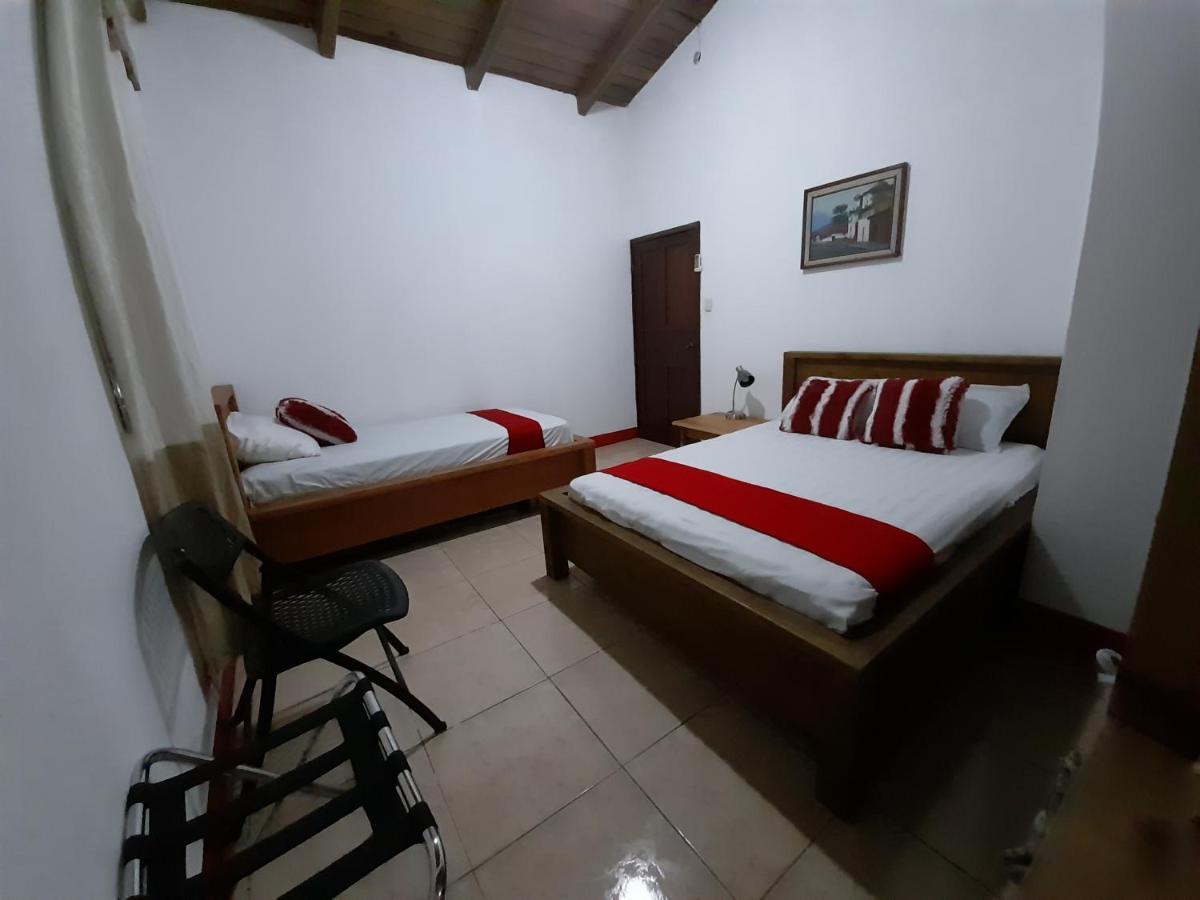 Hostal Blood Moon Rio Dulce Town Exterior foto